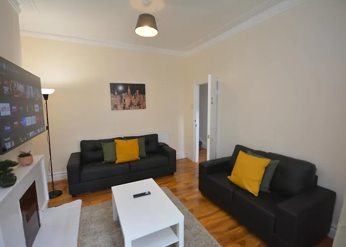 Cheerful 3 Bedroom Home In Greater London