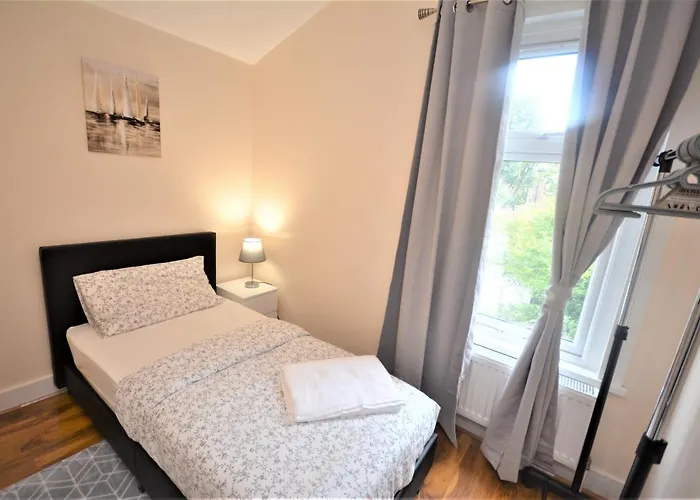 Cheerful 3 Bedroom Home In Greater London